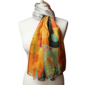 Peut inclure: Un foulard en soie avec une peinture abstraite colorée d'un couple qui s'embrasse. Le foulard est jaune, orange, vert, bleu et noir. Le foulard est sur un mannequin blanc.