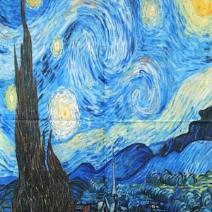 以下が含まれることがあります： 渦巻く青と黄色の空を持つ星空の夜を描いた絵画。絵画は、前景に大きな暗い木と、遠くに小さな村を描いている。