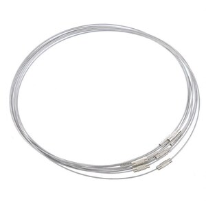 Può includere: Una collezione di collane in filo argentato con chiusure magnetiche. Le collane sono disposte in un motivo circolare, con le chiusure visibili in basso. I fili sembrano sottili e flessibili.