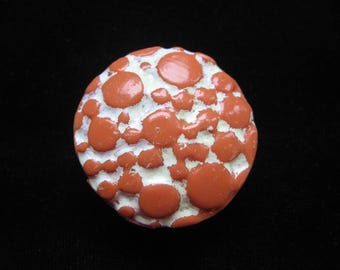 Verstelbare unisex ring met ronde cabochon, bruin geometrisch patroon op een beige achtergrond, gemaakt van Fimo klei, 30 mm diameter, uniek ontwerp