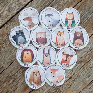 Può includere: Set di 12 applicazioni rotonde in tessuto bianco con una varietà di illustrazioni di animali del bosco. Ogni applicazione presenta un animale diverso, tra cui un alce, un lupo, un gufo, una volpe, un orso, un riccio, un coniglio, un cervo, uno scoiattolo e altro ancora. Le applicazioni sono perfette per aggiungere un tocco di fantasia a lavori artigianali, abbigliamento o arredamento.