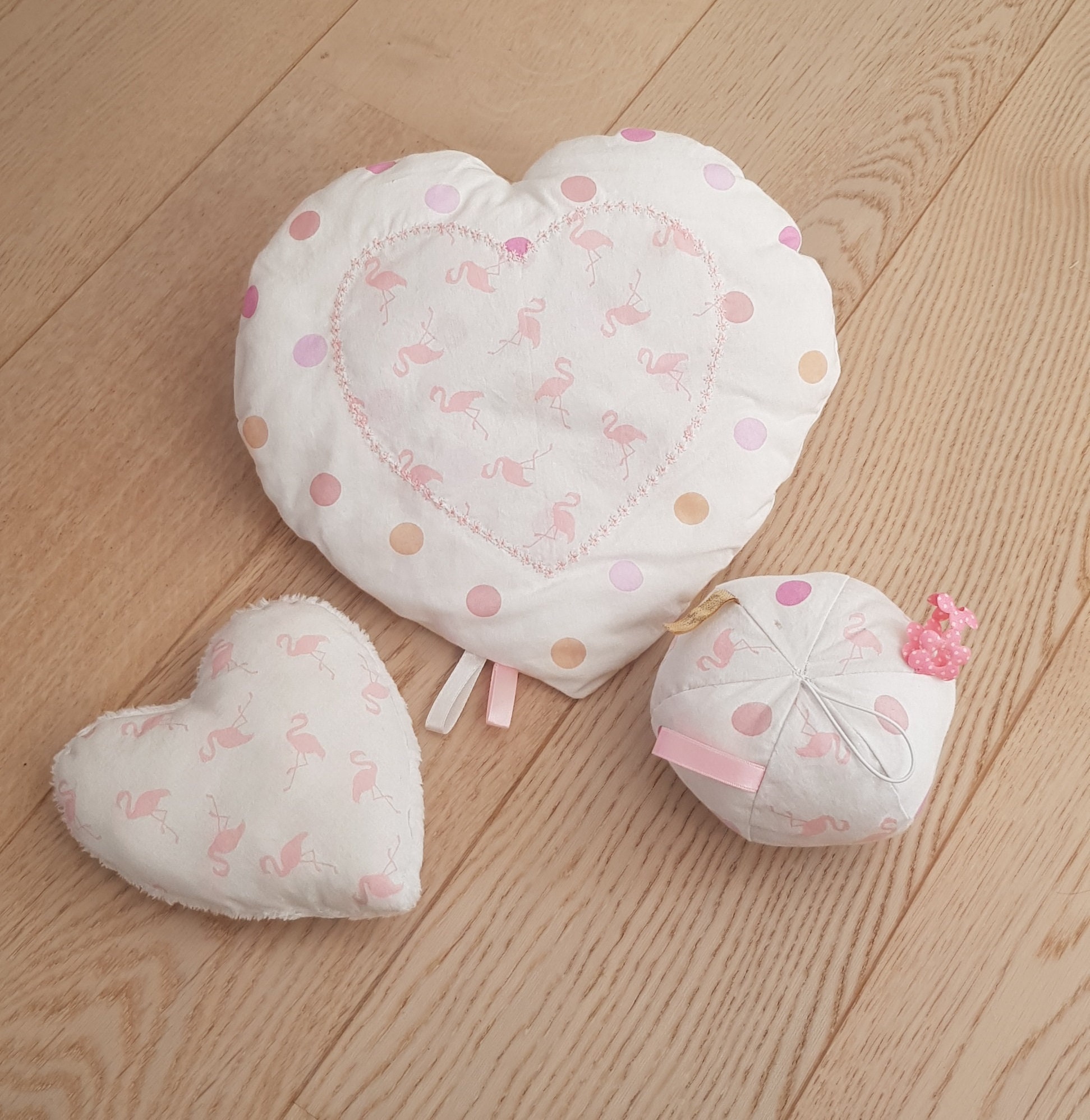 Lot Hochet et Coussins Coeur Pois Flamants Roses