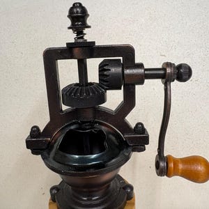 Macinapepe in legno realizzato a mano con meccanismo in stile macinacaffè vintage.