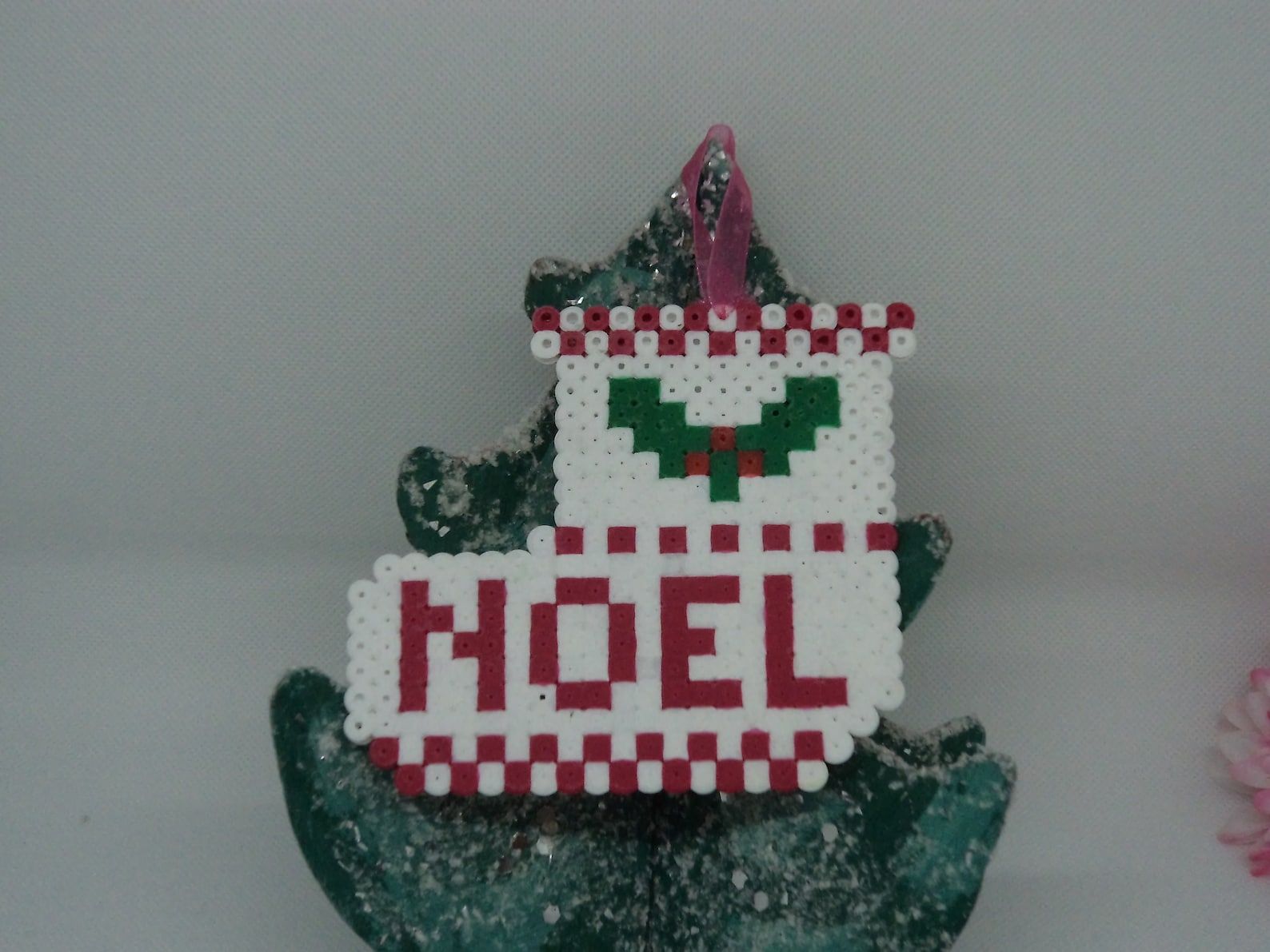 a ballet shoe christmas with its holly in pearls hama (pixel art) for the front door, the top of the tree or fireplace