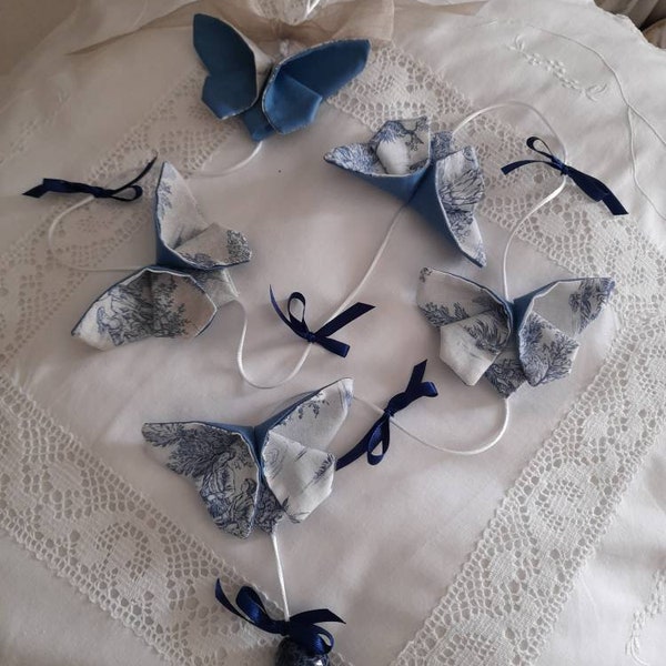 Guirlande de  5 papillons  en origami  réalisée  en toile de jouy bleu pour la déco de votre maison