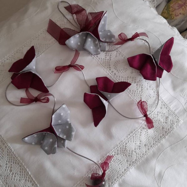 Guirlande  de papillons en origami tissu fuchsia  et gris à  poids  pour une déco sympa avec   sa grosse perle à  suspendre.