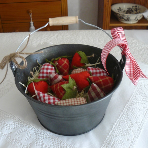 déco pour la cuisine fraises garnies de lavande dans une jolie bassine en zinc