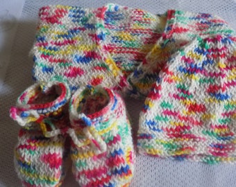 Layette, bra, hat and slippers set, multi-colored, size birth to 3 months.