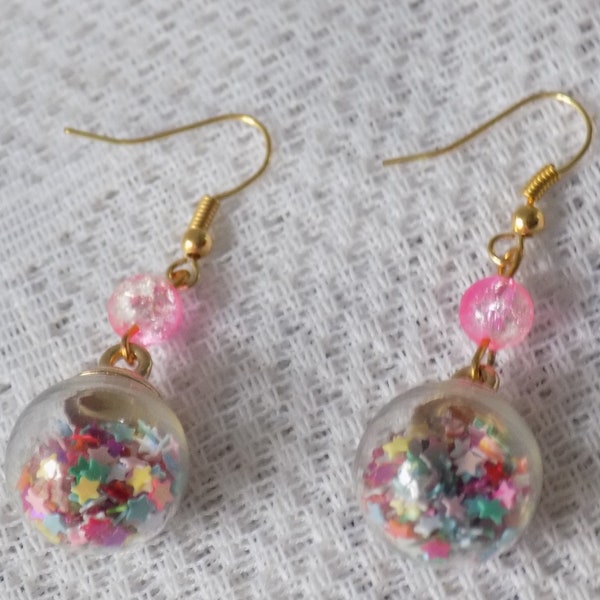 Boucles d'oreille pendantes,coloris or,rose et multicolore,globe garni de strass en forme d'étoiles,perle de verre craquelé.