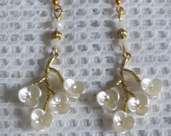 Boucles d'oreille pendantes , perles de verre , perle métal , pendentif fleurs , coloris or et blanc/ivoire.