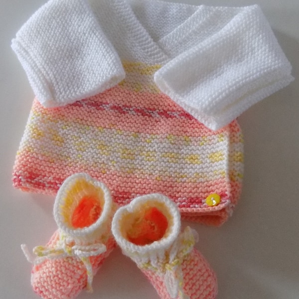 Ensemble layette : brassière croisée et chaussons , coloris blanc et multicolore , taille 3/4 mois.