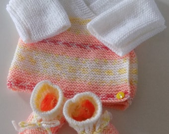 Baby set: crossed bra and slippers, white and multi-colored, size 3/4 months.