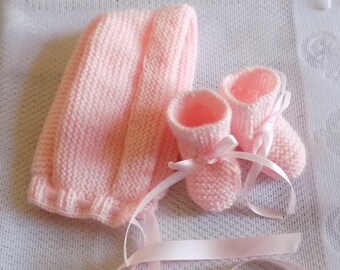 Set of beguin hat and matching pair of slippers, hand-knitted, size 1 to 3 months, 2 colors available: pink or mauve.
