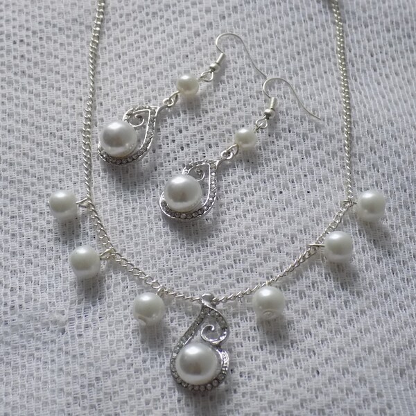 Parure collier pendentif et boucles d'oreille,coloris argent et ivoire,perles rondes,chaîne,strass.