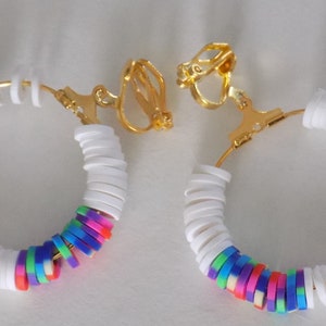 Creolen-Ohrclips, Heishi-Perlen, gold/weiß/mehrfarbig.