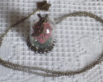 Collier pendentif globe dôme en verre arbre  fleurs , breloques fleur et papillon , coloris bronze , rose , vert.