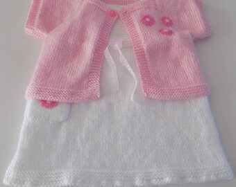 Ensemble robe à bretelles et gilet manches courtes pour bébé , tricoté main , coloris blanc et rose , taille 3/ 4 mois.