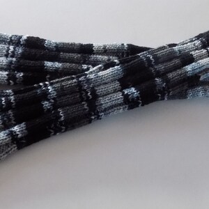 Paire de jambières hautes pour femmes tricotée main , coloris noir et tons de gris. image 10