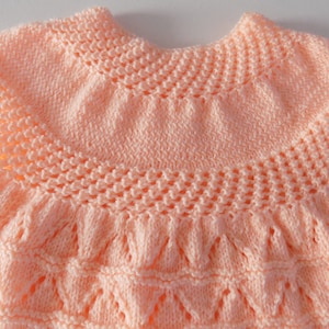 Robe pour bébé tricotée main , coloris saumon , taille 3 à 6 mois. image 9