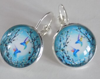 Boucles d'oreille dormeuses argent , cabochon en verre motif oiseaux fleurs coloris tons de bleu/blanc/noir.