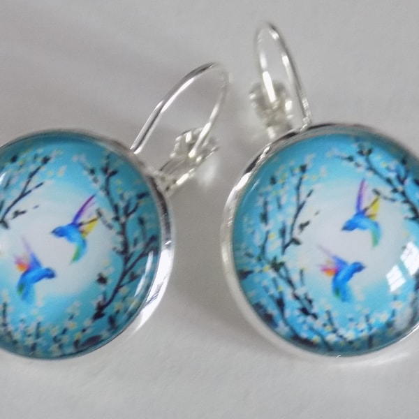 Boucles d'oreille dormeuses argent , cabochon en verre motif oiseaux fleurs coloris tons de bleu/blanc/noir.
