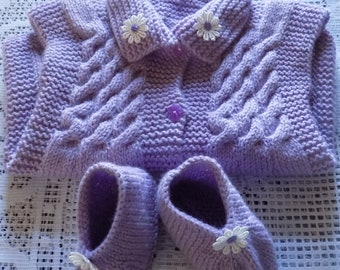 Handgestricktes Set aus Babykleid und Hausschuhen, lila Farbe, Spitzenblumen, Größe 3/6 MONATE.