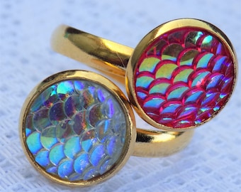 Bague double plateau ajustable et dorée, cabochons ronds en résine,motif écailles,coloris rose et argent.