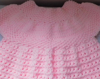 Robe bébé au tricot,laine bambou et coton,point fantaisie,coloris rose,taille 6/9 mois.