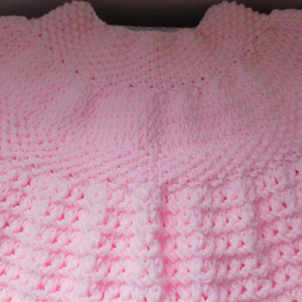 Robe bébé au tricot,laine bambou et coton,point fantaisie,coloris rose,taille 6/9 mois.