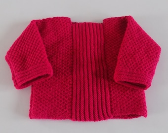 Brassière pull épais pour bébé tricoté main , coloris fuchsia , taille 3/6 mois.