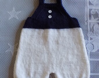 Macacão curto para bebê, tricotado à mão, azul marinho e branco, tamanho recém-nascido a 3 meses.