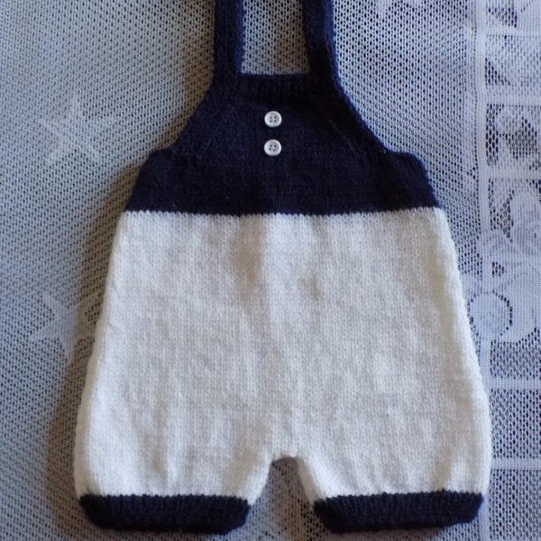 Salopette courte pour bébé réalisée à la main au tricot,coloris bleu-marine et blanc,taille naissance à 3 mois.