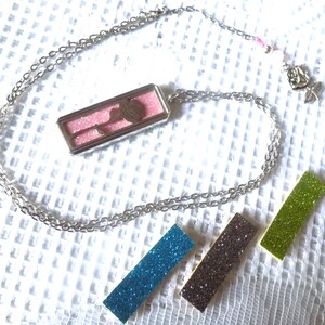 Hangerketting in de vorm van een parfumverspreider, rechthoekige hanger, rozenmotief, glazen parel, metalen parel, kleuren zilver en roze.