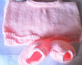 Ensemble layette brassière et chaussons forme ballerine,coloris rose,taille 6 à 9 mois.