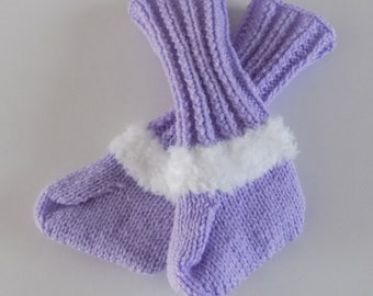 Paire de chaussons chaussettes pour bébé tricotée main , coloris mauve et blanc , taille naissance à 2 mois.