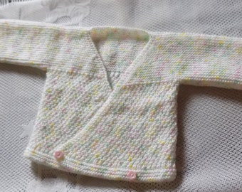 Petite brassière réalisée à la main au tricot, coloris blanc et multicolore , taille naissance à 3 mois .