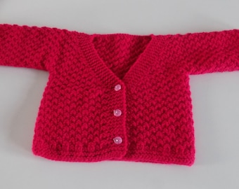 Veste , gilet pour bébé tricoté main , coloris fuchsia , taille 3/4 mois.