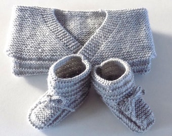 Ensemble pour bébé composé d'une brassière croisée et d'une paire de chaussons , coloris gris clair , taille naissance/3 mois.