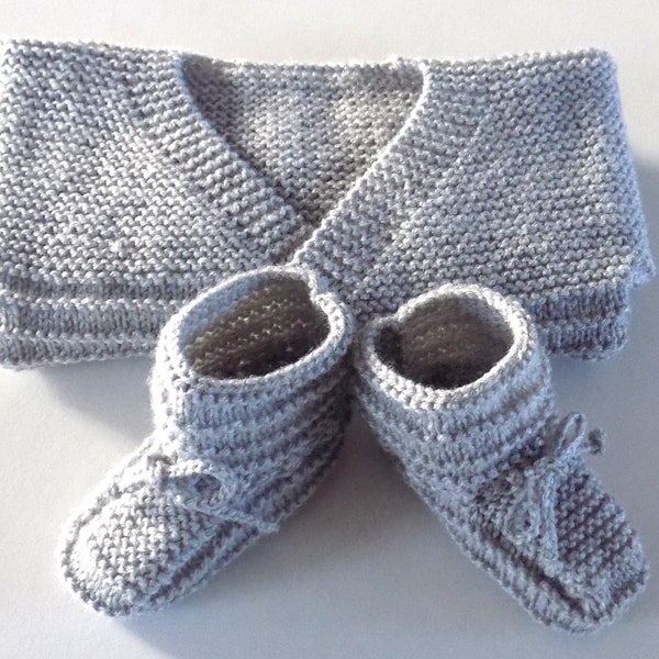 Ensemble pour bébé composé d'une brassière croisée et d'une paire de chaussons , coloris gris clair , taille naissance/3 mois.