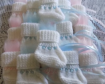 Baptême , Baby-Shower , lot de 20 petits chaussons contenants à dragées , laine , organza , satin , coloris blanc/rose ou blanc/bleu.