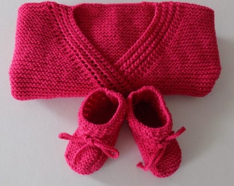 Set aus gekreuzten BHs und Hausschuhen für handgestrickte Babys, himbeerfarben, Größe 3/6 Monate.