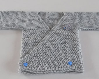 Pull gilet brassière bébé tricotée main coloris gris taille 3 à 6 mois.