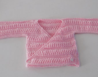 Brassière croisée , gilet pour bébé tricoté main , coloris rose , taille naissance / 3 mois.