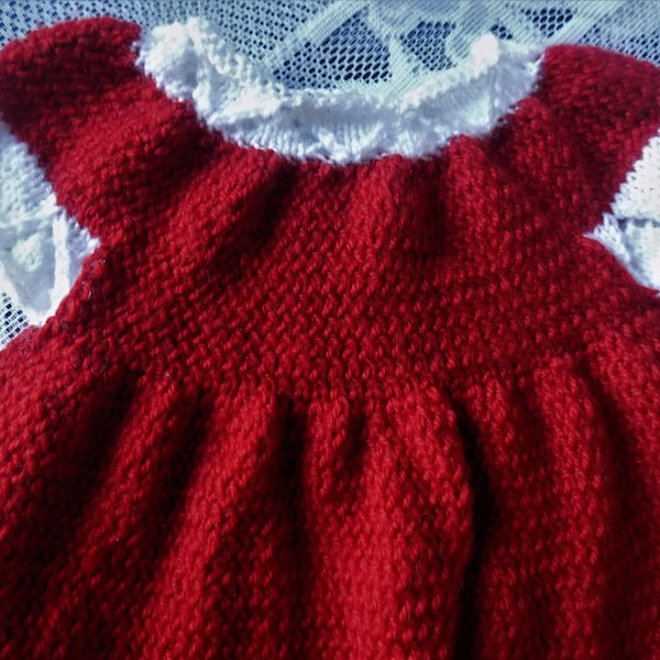 Robe bébé au tricot,manches courtes,coloris rouge et blanc,taille 3 à 6 mois.