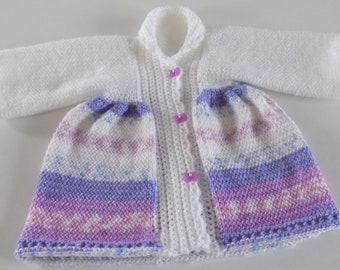 Robe bébé manches longues , tricotée main , coloris multicolore et blanc , taille naissance.
