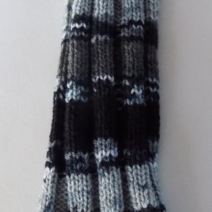 Paire de jambières hautes pour femmes tricotée main , coloris noir et tons de gris. image 5