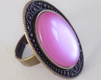 Grande bague ovale ajustable bronze , cabochon rose en résine.