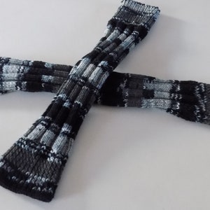 Paire de jambières hautes pour femmes tricotée main , coloris noir et tons de gris. image 3