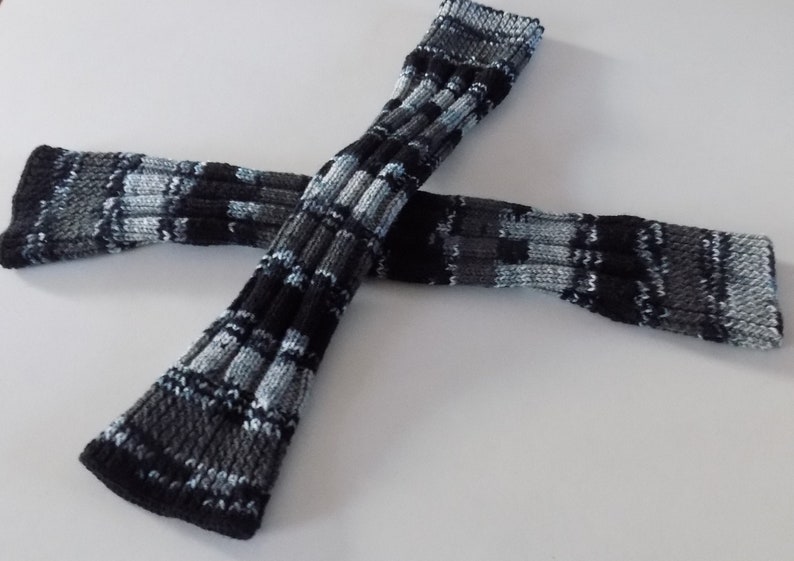 Paire de jambières hautes pour femmes tricotée main , coloris noir et tons de gris. image 3