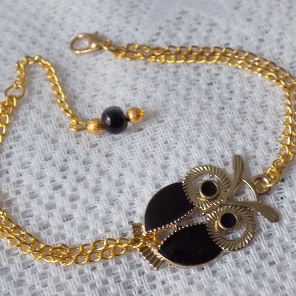 Bracelet doré et noir,chaîne,perle de verre craquelé et connecteur chouette,hibou en émail.